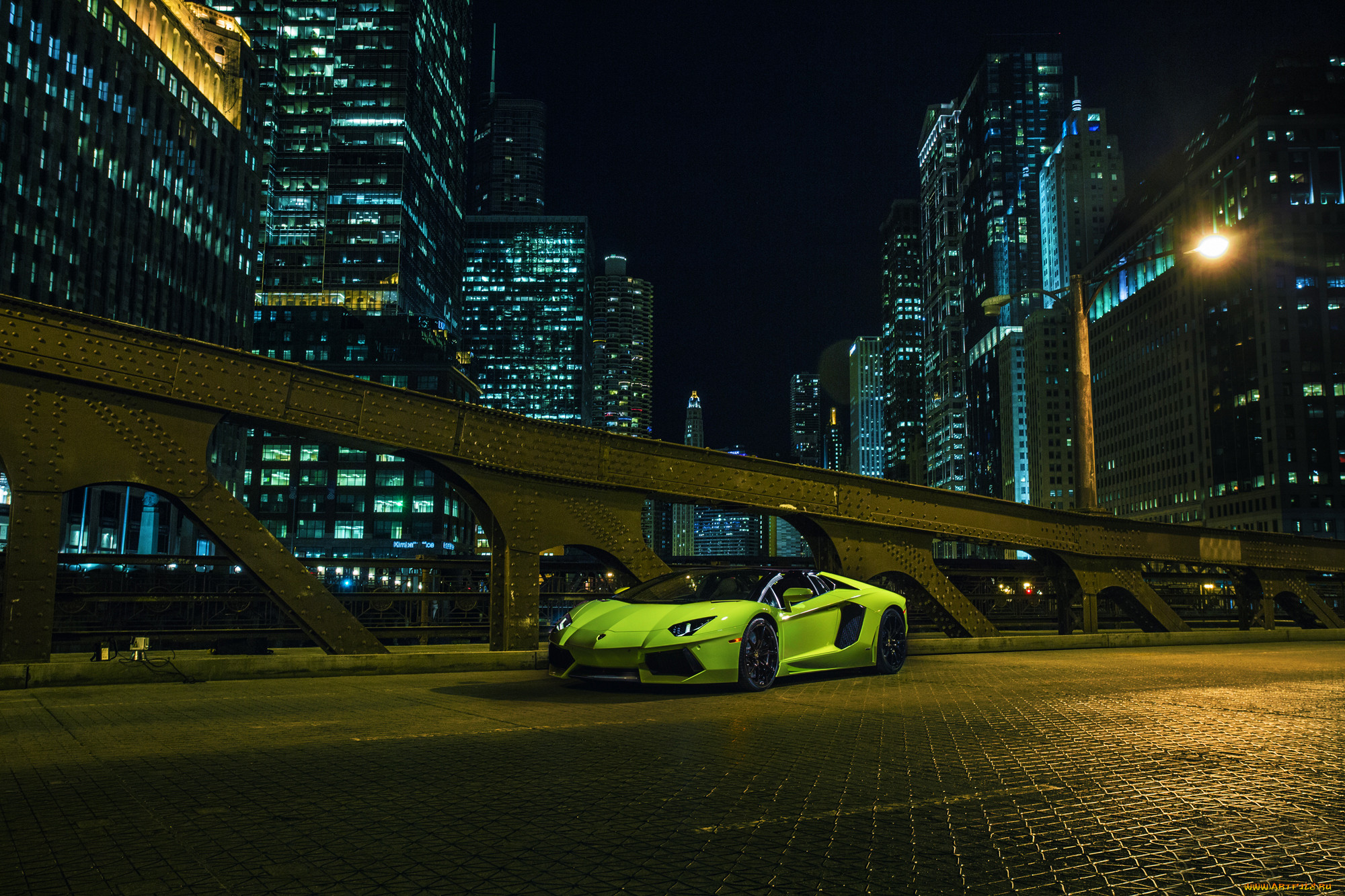 Вечер улица машины. Ламборджини в Нью Йорке. Мегаполис Дубаи Ламборгини. Green Lamborghini Aventador lp700-4 Roadster. Ламборджини у Сити.